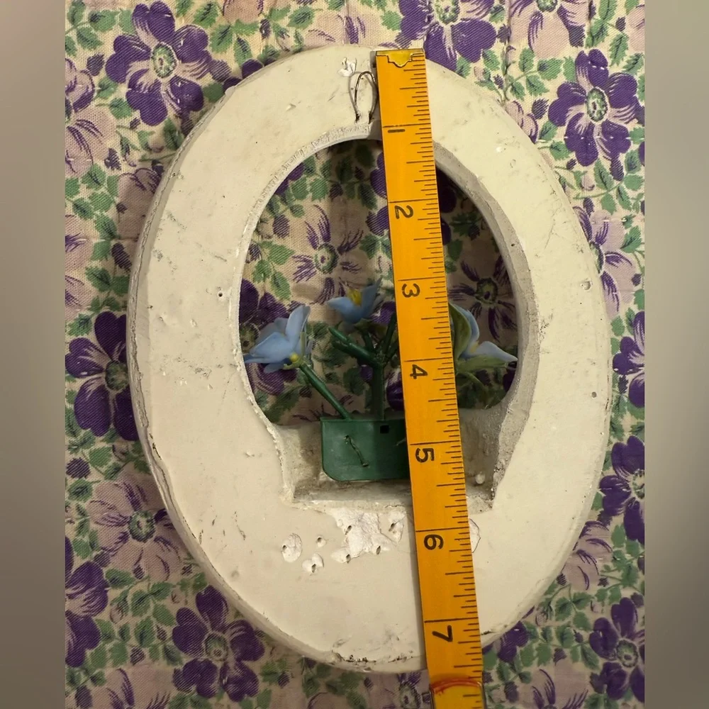 Vintage wall hanging. Plaster with faux periwinkle flowers 6x7.5” oval - Picture 5 of 8